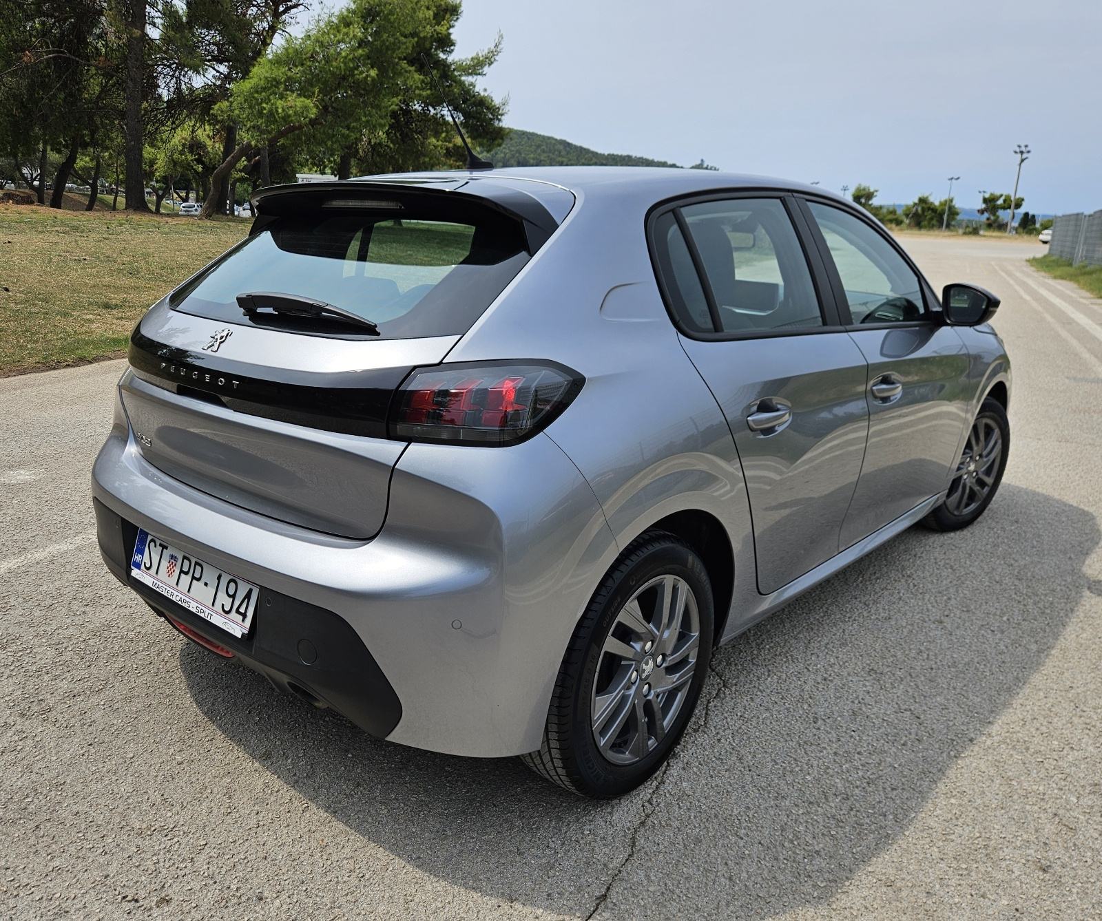 PEUGEOT 208 1,2 BENZIN • SAMO 29.000 KM • FULL OPREMA • JAMSTVO, pogled izvana - slika 3