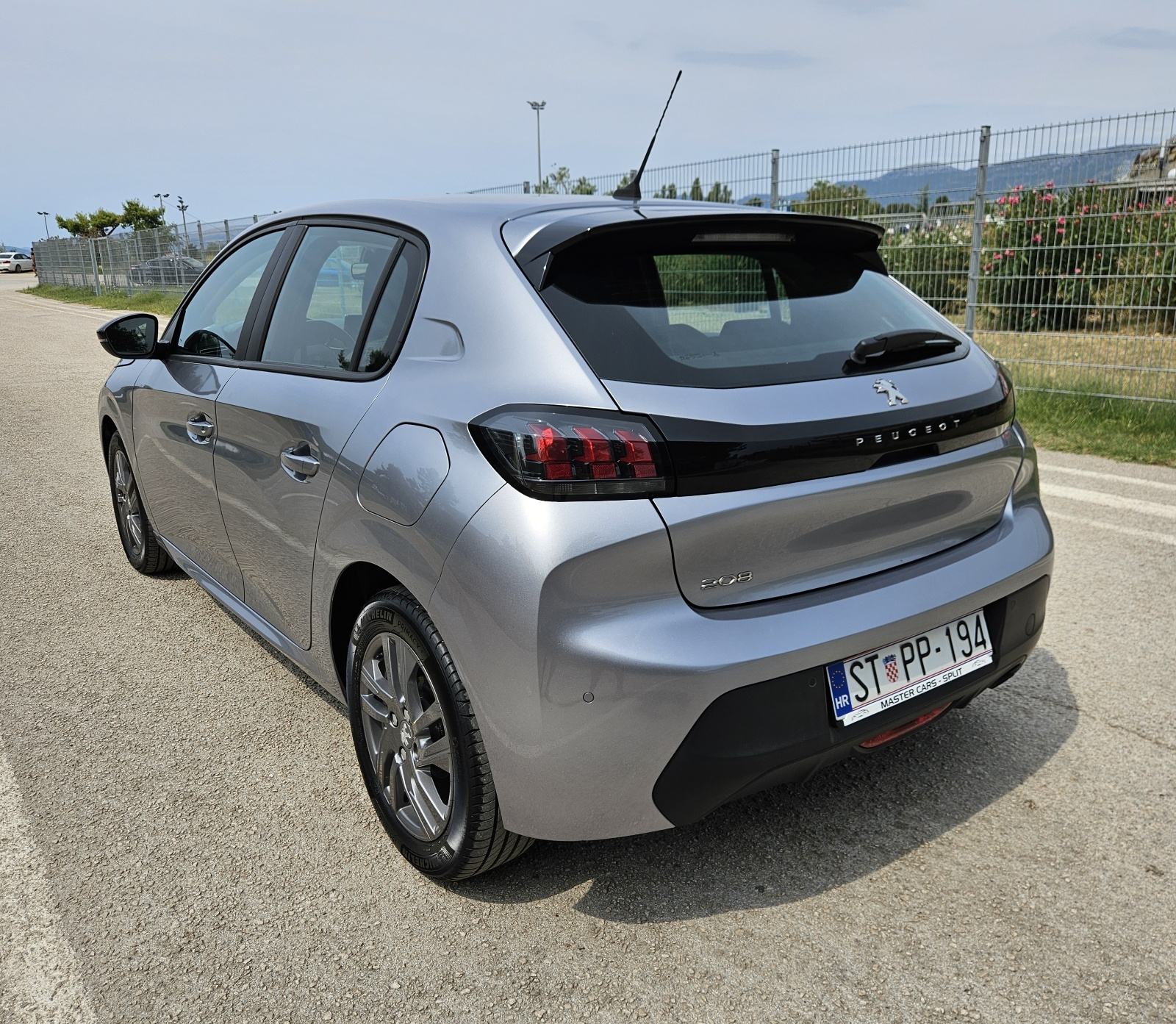 PEUGEOT 208 1,2 BENZIN • SAMO 29.000 KM • FULL OPREMA • JAMSTVO, fotografija 10