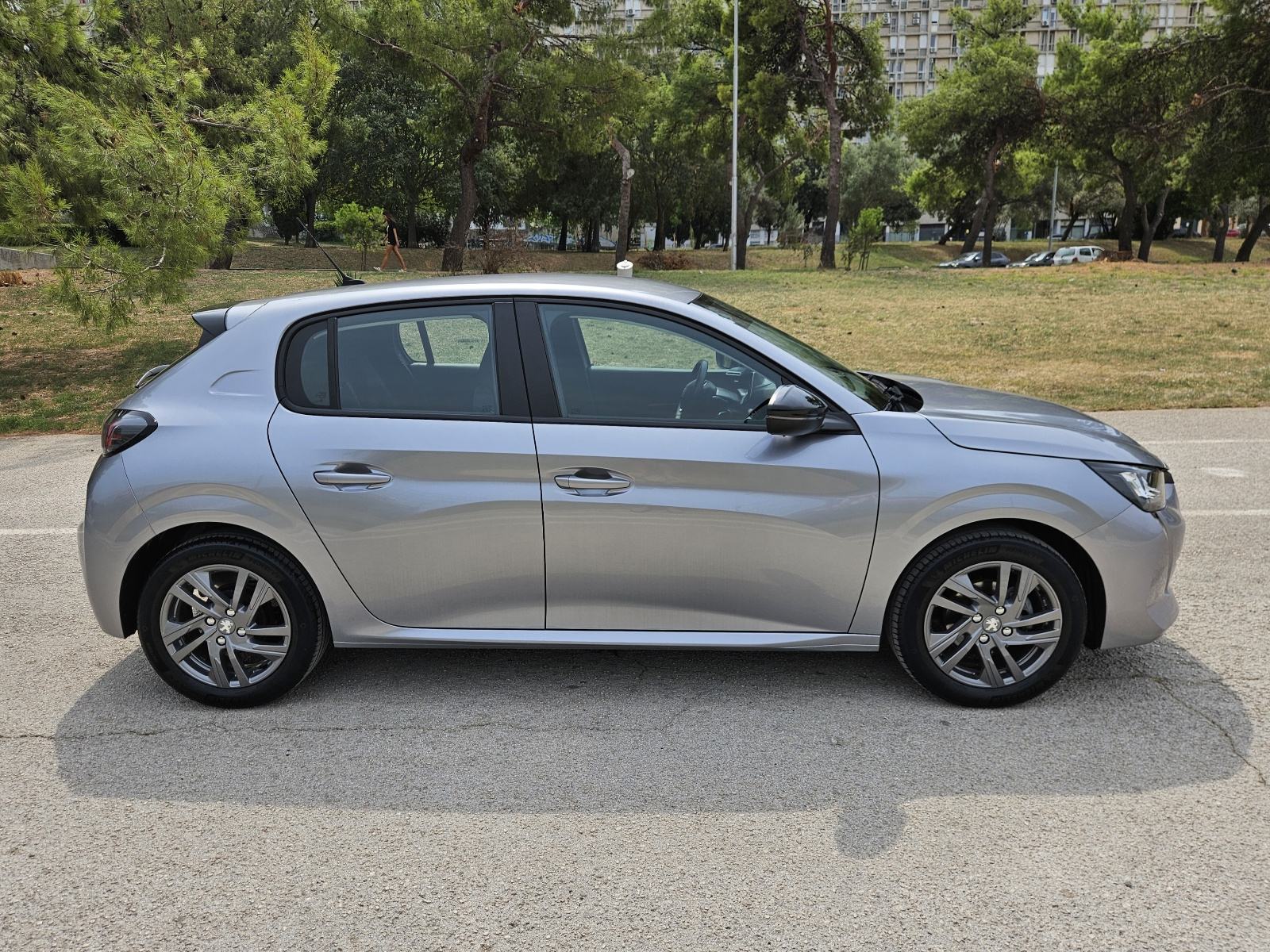 PEUGEOT 208 1,2 BENZIN • SAMO 29.000 KM • FULL OPREMA • JAMSTVO, fotografija 7