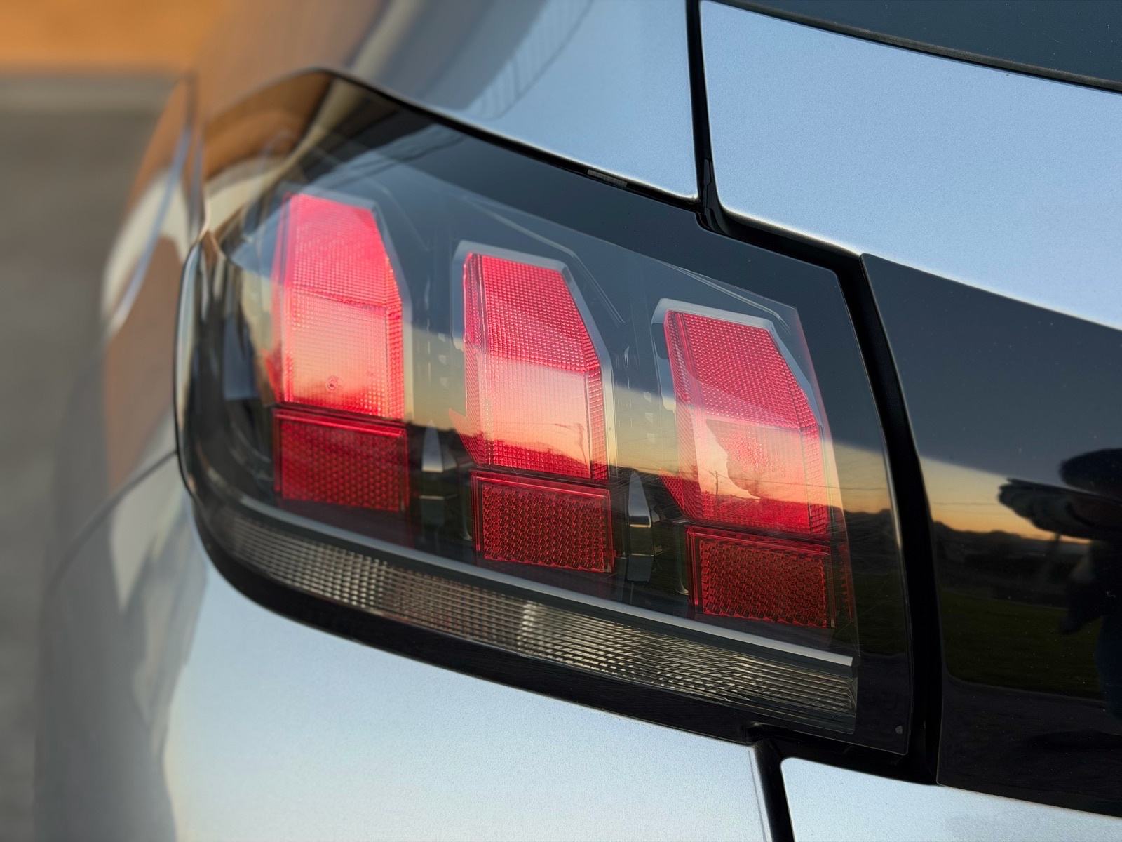Peugeot 208 1,2 • Full led • Navi • 38tkm • Servis, fotografija 10