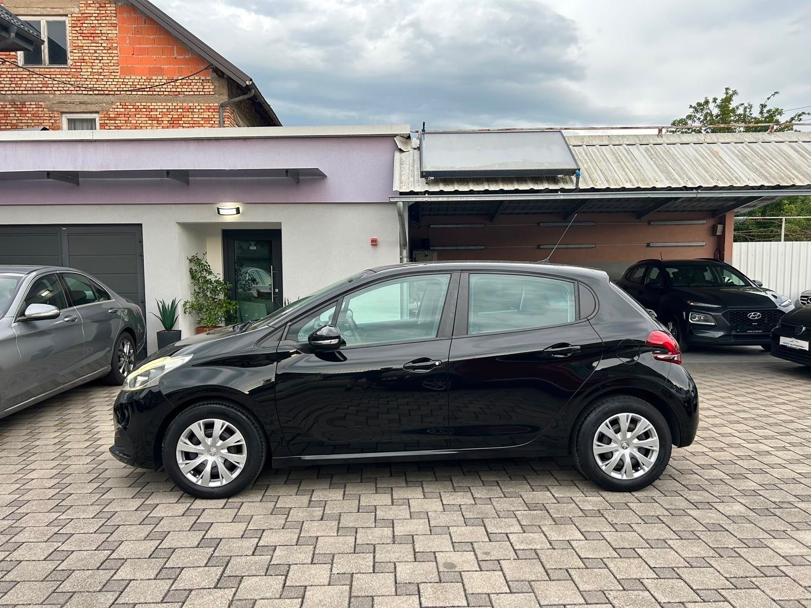 Peugeot 208 1,2 *garancija na km**LED,navi..**, fotografija 2