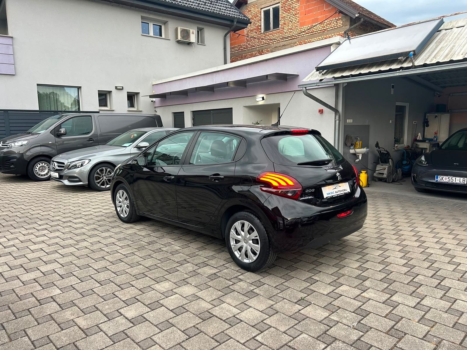 Peugeot 208 1,2 *garancija na km**LED,navi..**, fotografija 3