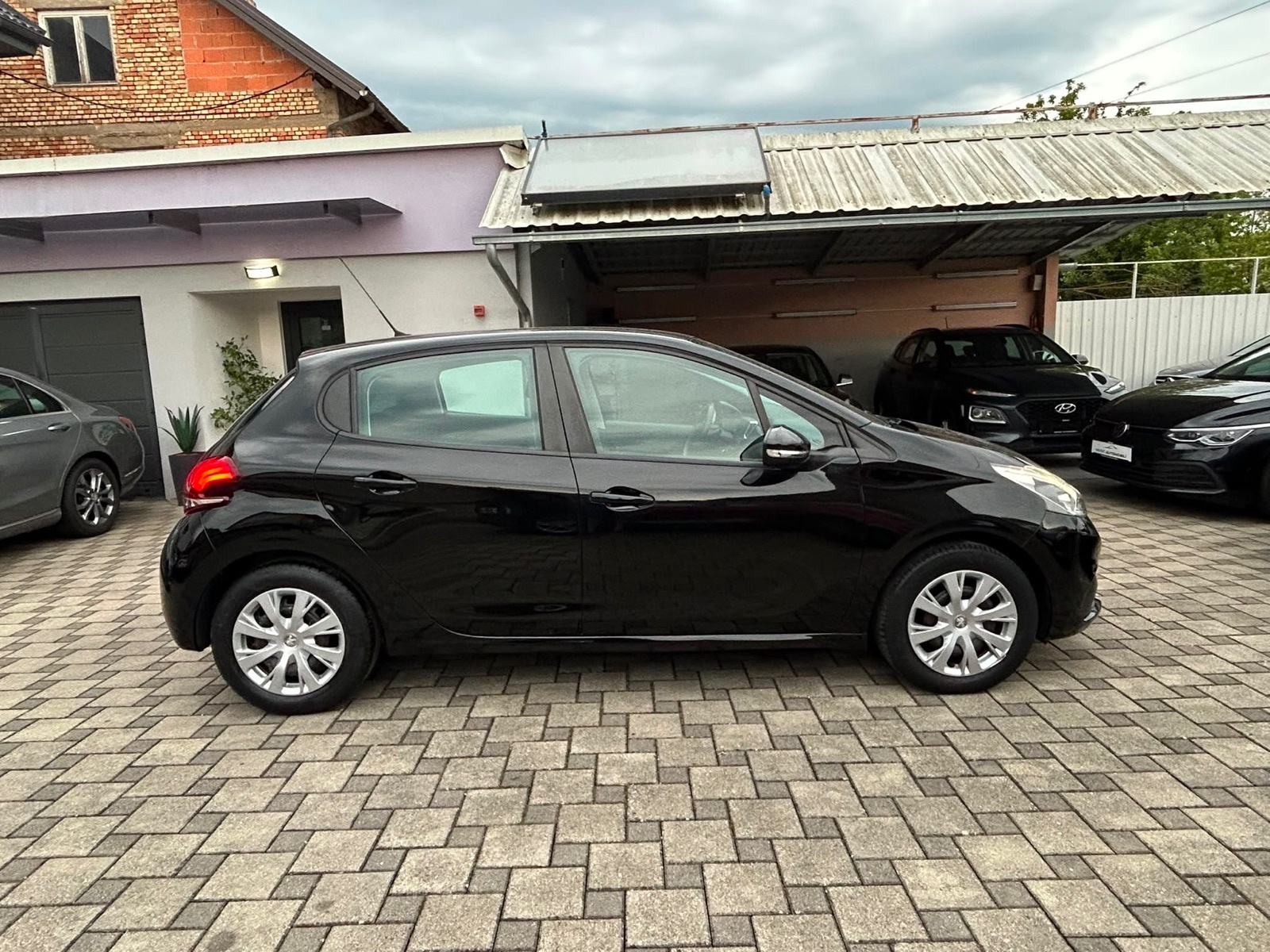 Peugeot 208 1,2 *garancija na km**LED,navi..**, fotografija 6