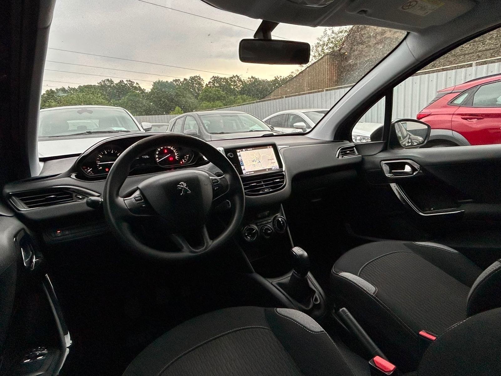 Peugeot 208 1,2 *garancija na km**LED,navi..**, fotografija 10
