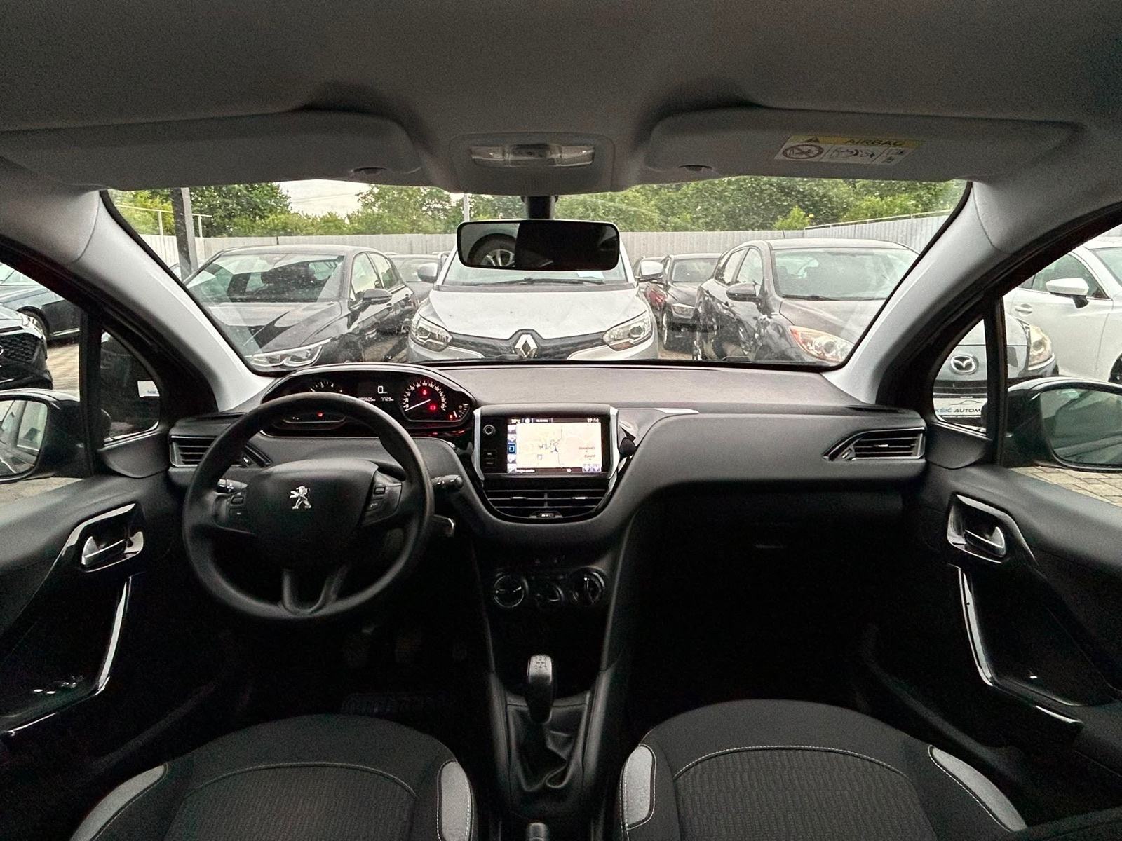 Peugeot 208 1,2 *garancija na km**LED,navi..**, fotografija 11