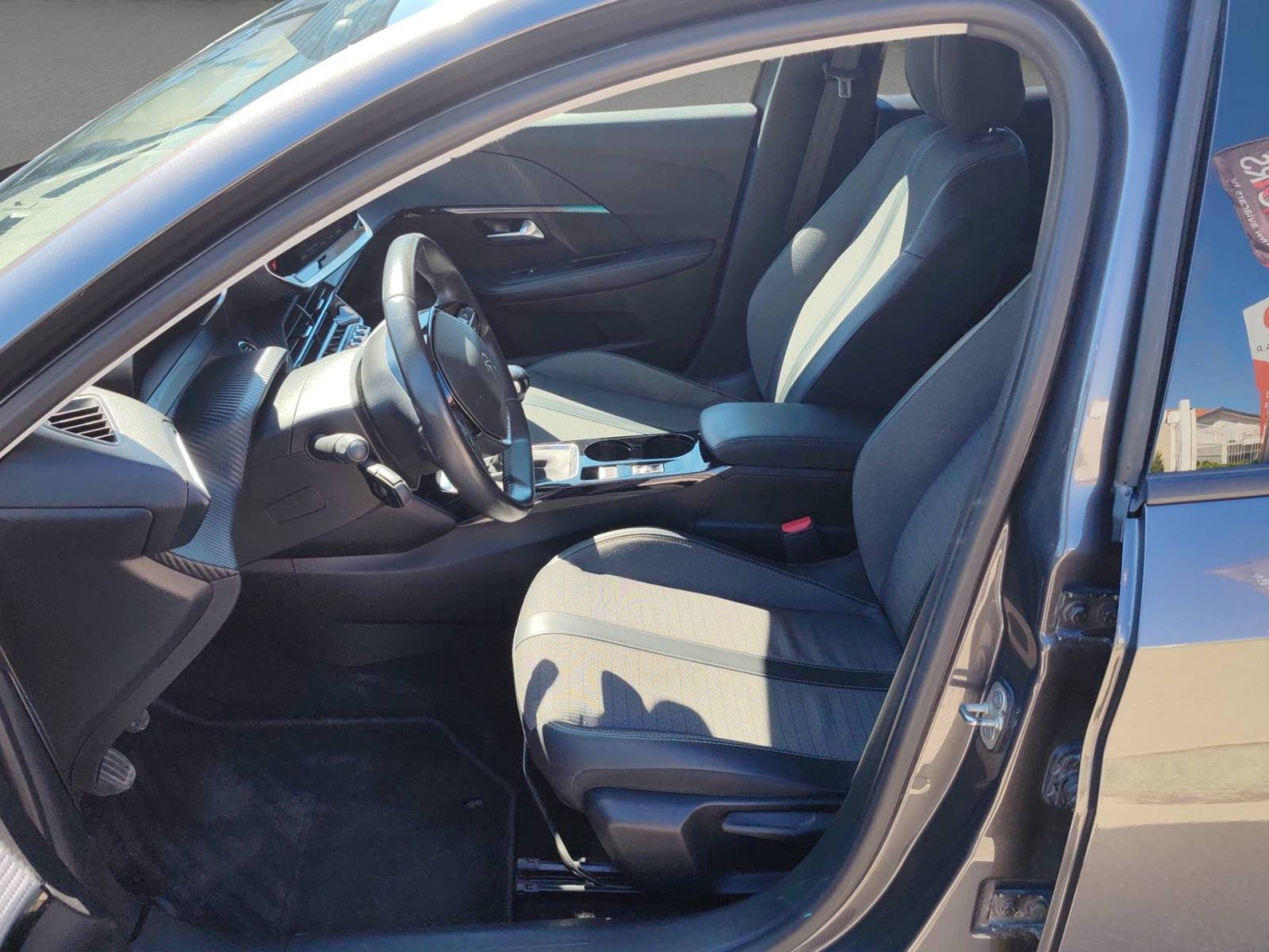 PEUGEOT 208 1.2 PureTech 100 KS ALLURE *VOZILO S JAMSTVOM*, fotografija 12