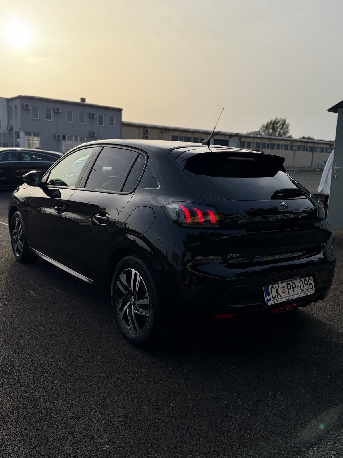Peugeot 208 1,2 PureTech|Allure|Jamstvo 12 mj.|Navi|Led|Alu, fotografija 6