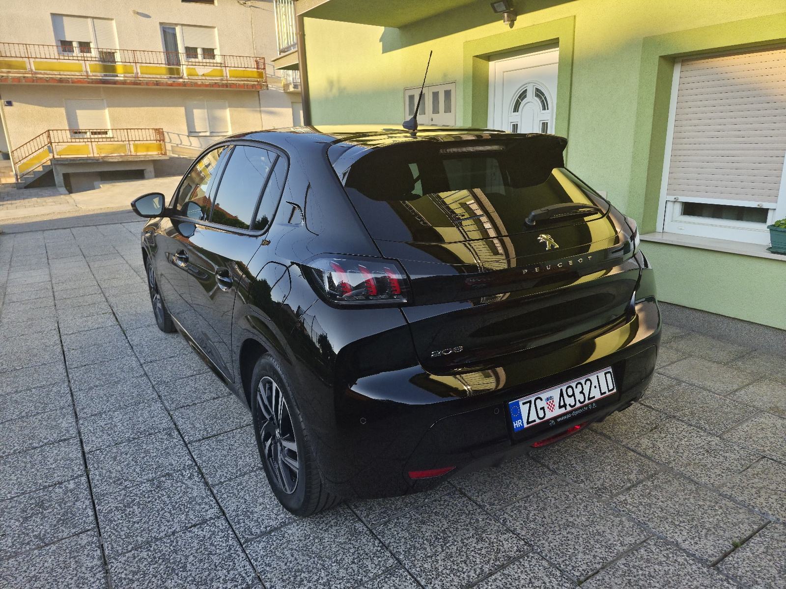 Peugeot 208 1,2PT AUTOMATIK - ALLURE reg.5/27, fotografija 8