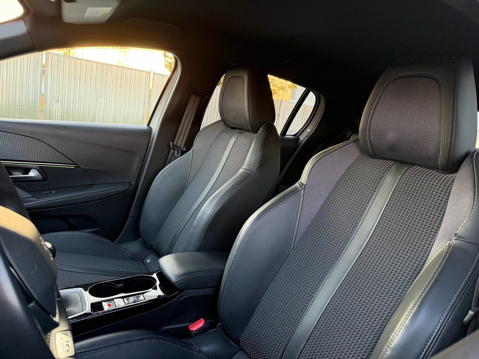 Peugeot 208 1,2 PureTech GT Line, LED KAMERA, AMBIENT, i-Cockpit *2022, fotografija 17