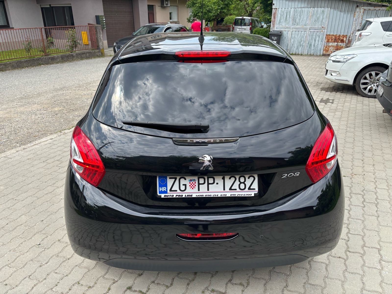Peugeot 208 1.2i --SPUŠTENO !! // SAMO 113 tkm //KREDIT /KARTICE !!, fotografija 3