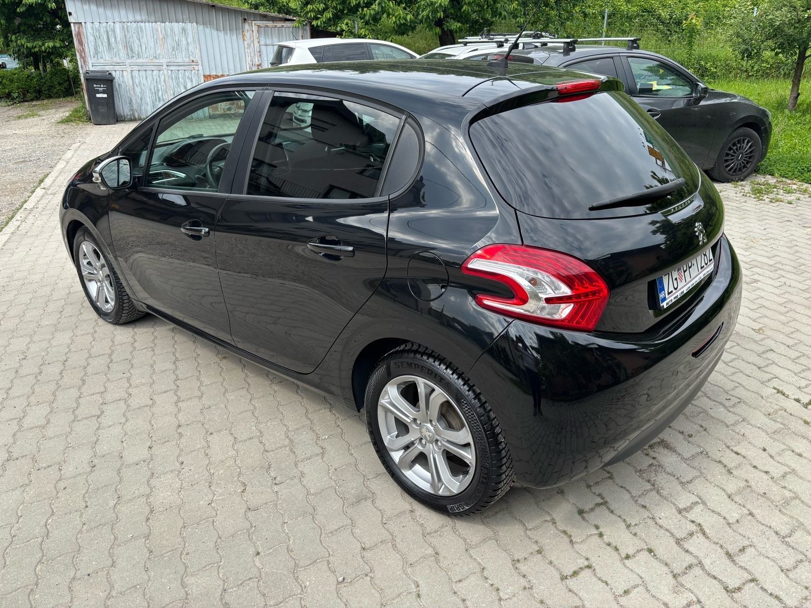 Peugeot 208 1.2i --SPUŠTENO !! // SAMO 113 tkm //KREDIT /KARTICE !!, fotografija 2