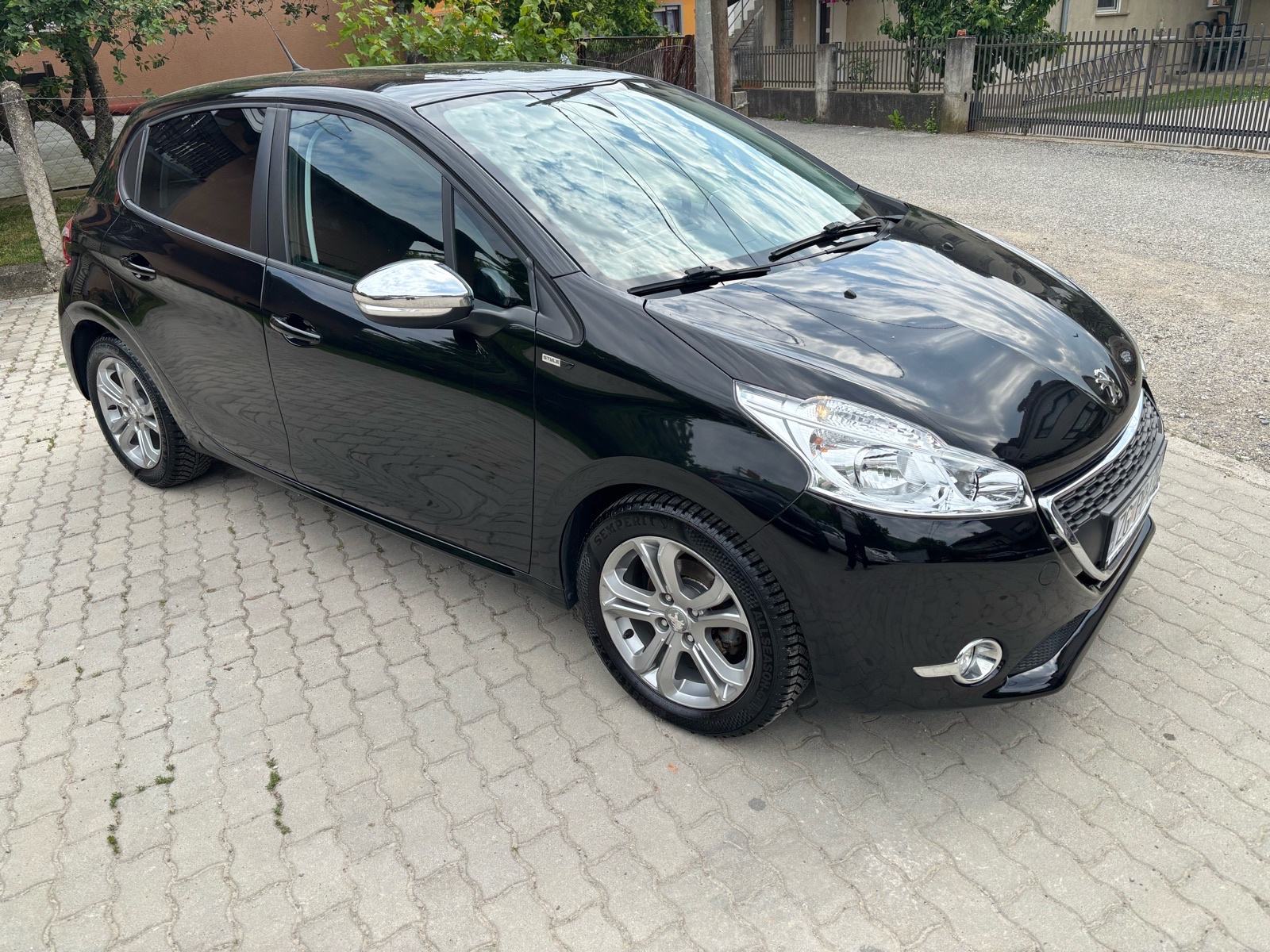 Peugeot 208 1.2i --SPUŠTENO !! // SAMO 113 tkm //KREDIT /KARTICE !!, fotografija 4