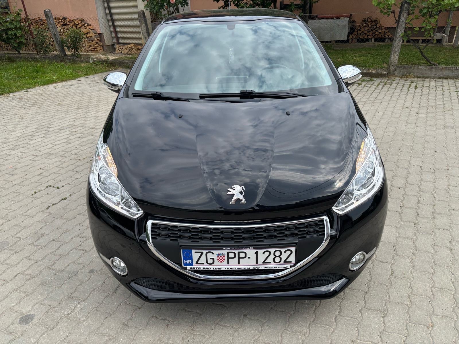 Peugeot 208 1.2i --SPUŠTENO !! // SAMO 113 tkm //KREDIT /KARTICE !!, fotografija 5