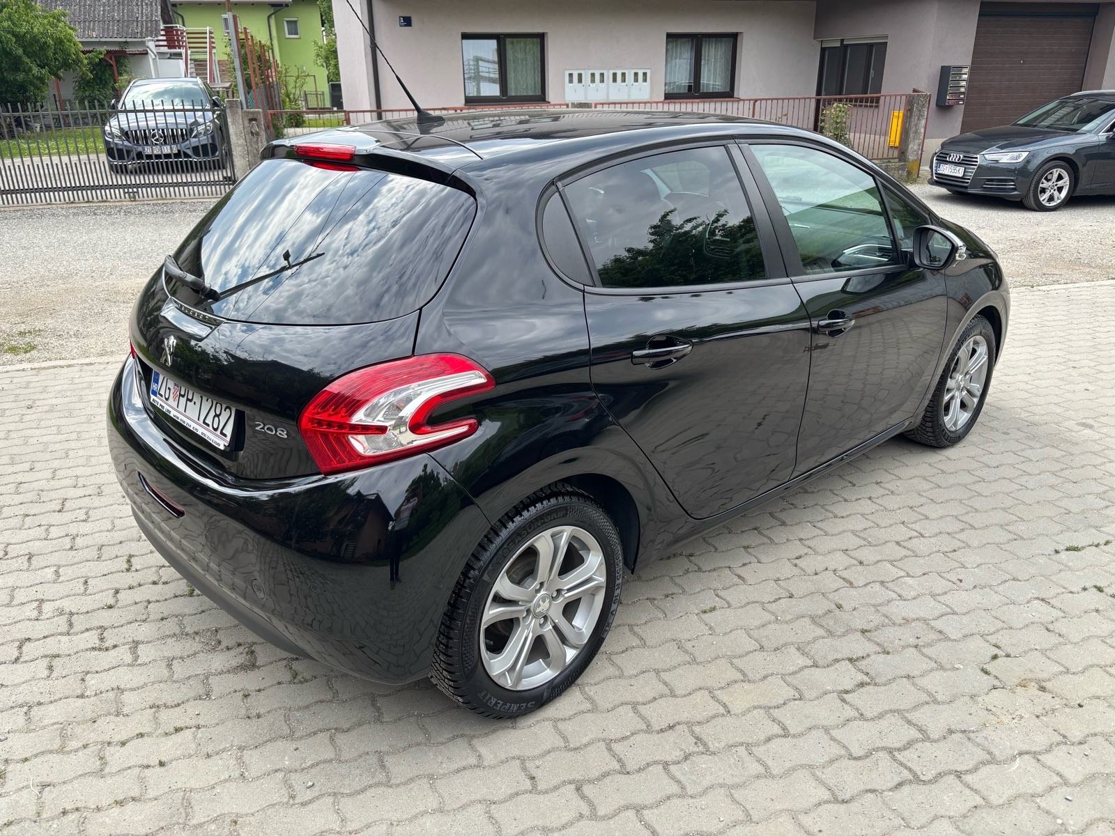 Peugeot 208 1.2i --SPUŠTENO !! // SAMO 113 tkm //KREDIT /KARTICE !!, fotografija 6