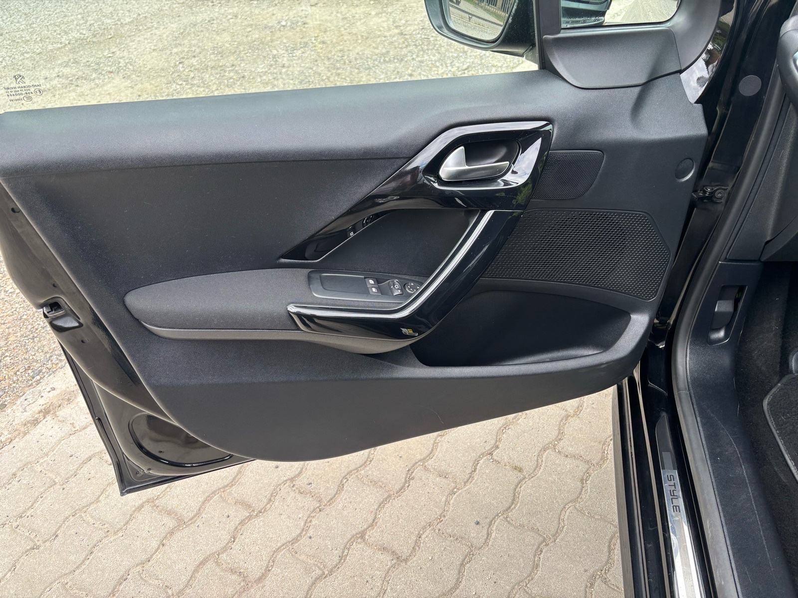 Peugeot 208 1.2i --SPUŠTENO !! // SAMO 113 tkm //KREDIT /KARTICE !!, fotografija 7