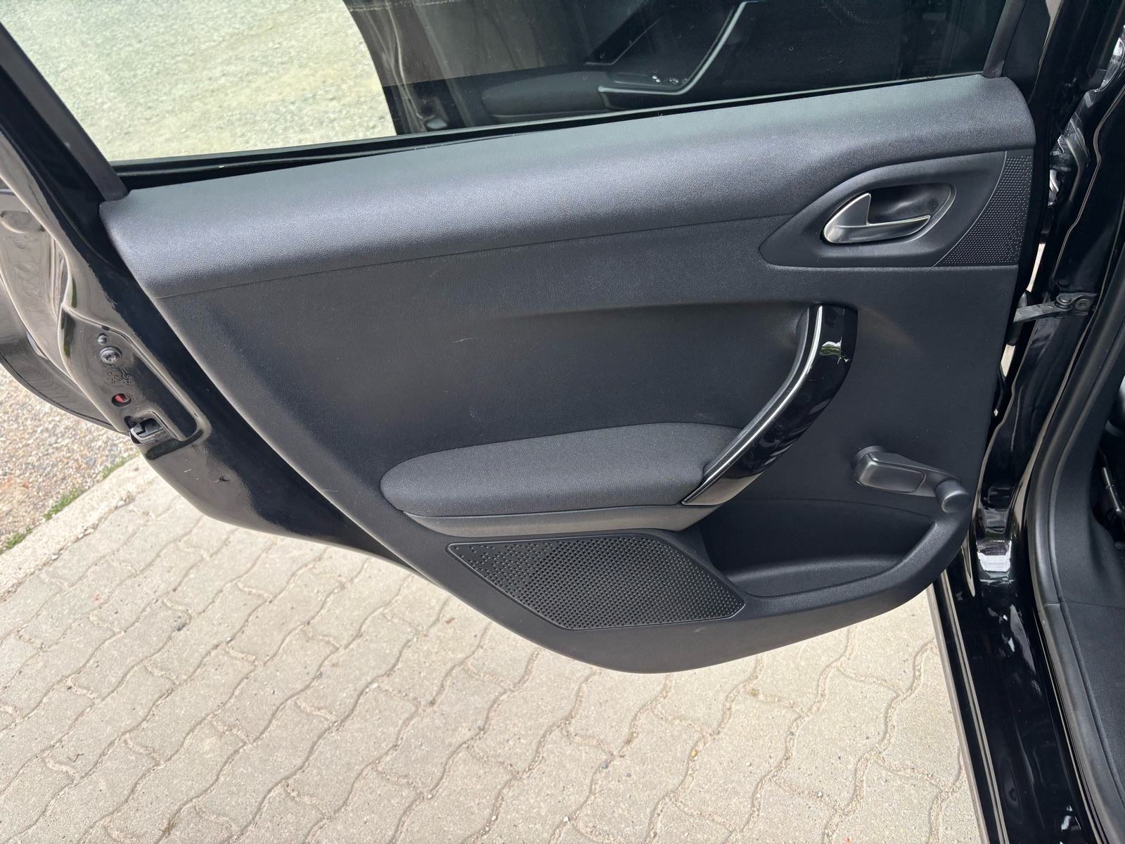 Peugeot 208 1.2i --SPUŠTENO !! // SAMO 113 tkm //KREDIT /KARTICE !!, fotografija 8