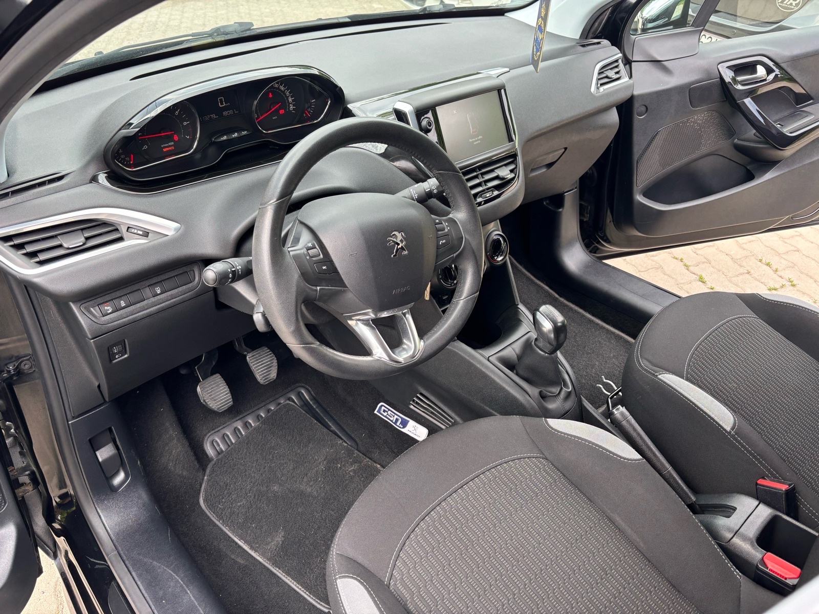 Peugeot 208 1.2i --SPUŠTENO !! // SAMO 113 tkm //KREDIT /KARTICE !!, fotografija 9