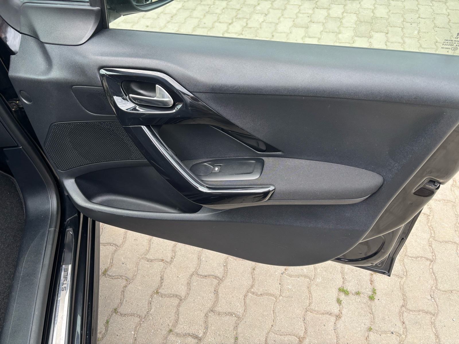 Peugeot 208 1.2i --SPUŠTENO !! // SAMO 113 tkm //KREDIT /KARTICE !!, fotografija 13
