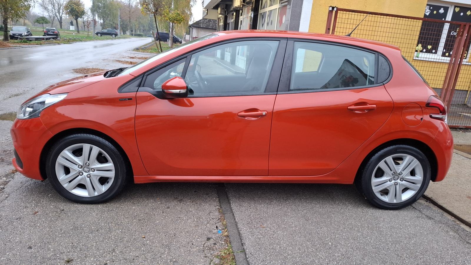 Peugeot 208 1,2 PureTech Signature, 5 vrata, klima, izvrsno stanje, fotografija 2