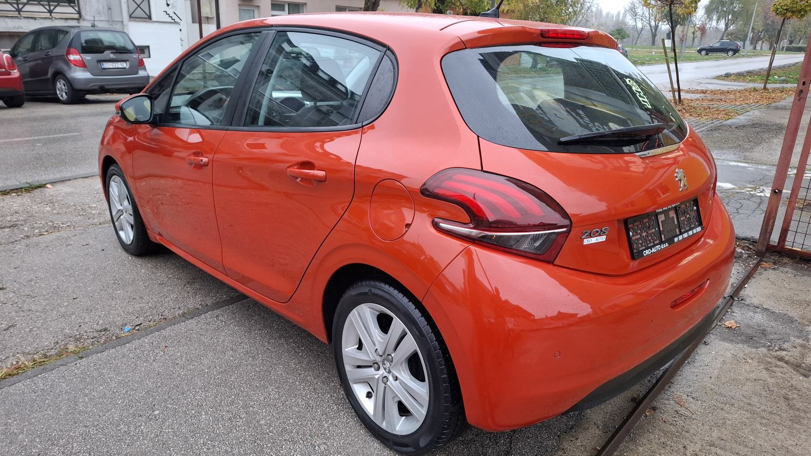 Peugeot 208 1,2 PureTech Signature, 5 vrata, klima, izvrsno stanje, fotografija 3