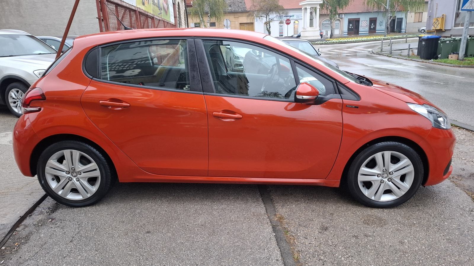 Peugeot 208 1,2 PureTech Signature, 5 vrata, klima, izvrsno stanje, fotografija 5