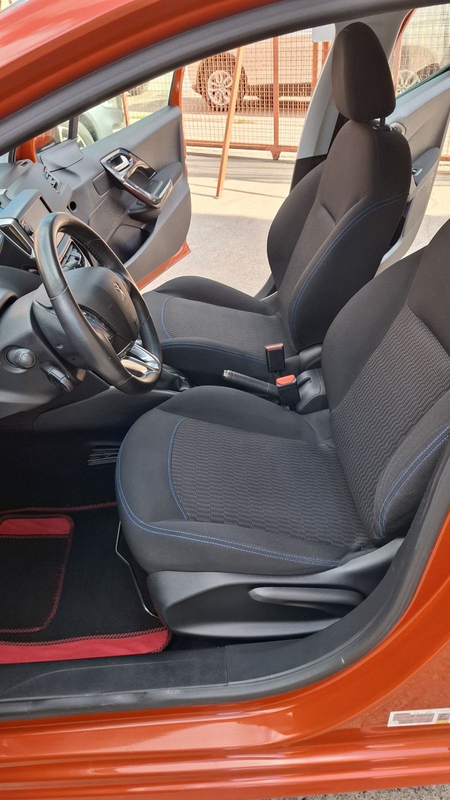 Peugeot 208 1,2 PureTech Signature, 5 vrata, klima, izvrsno stanje, fotografija 9