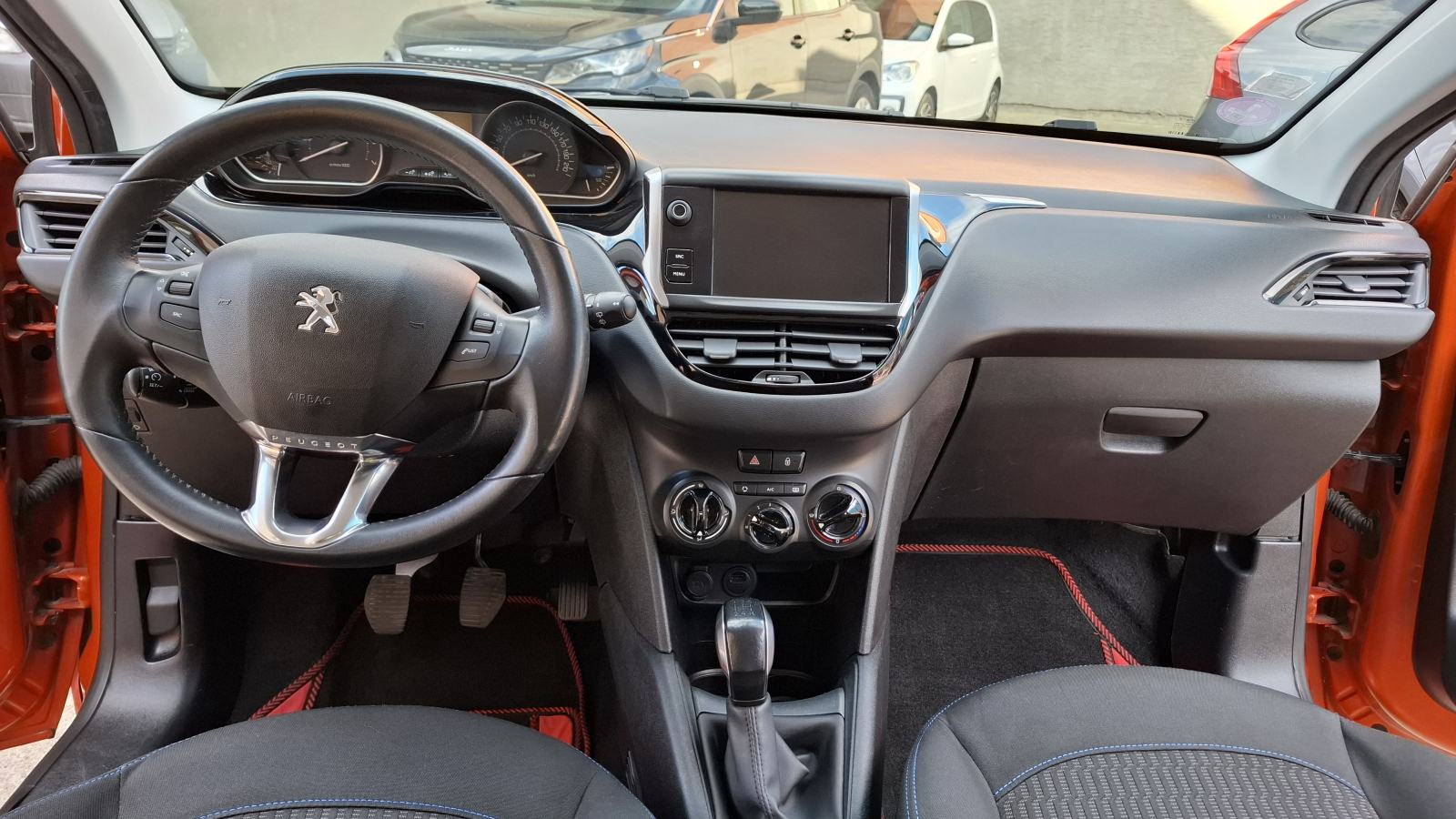Peugeot 208 1,2 PureTech Signature, 5 vrata, klima, izvrsno stanje, fotografija 10