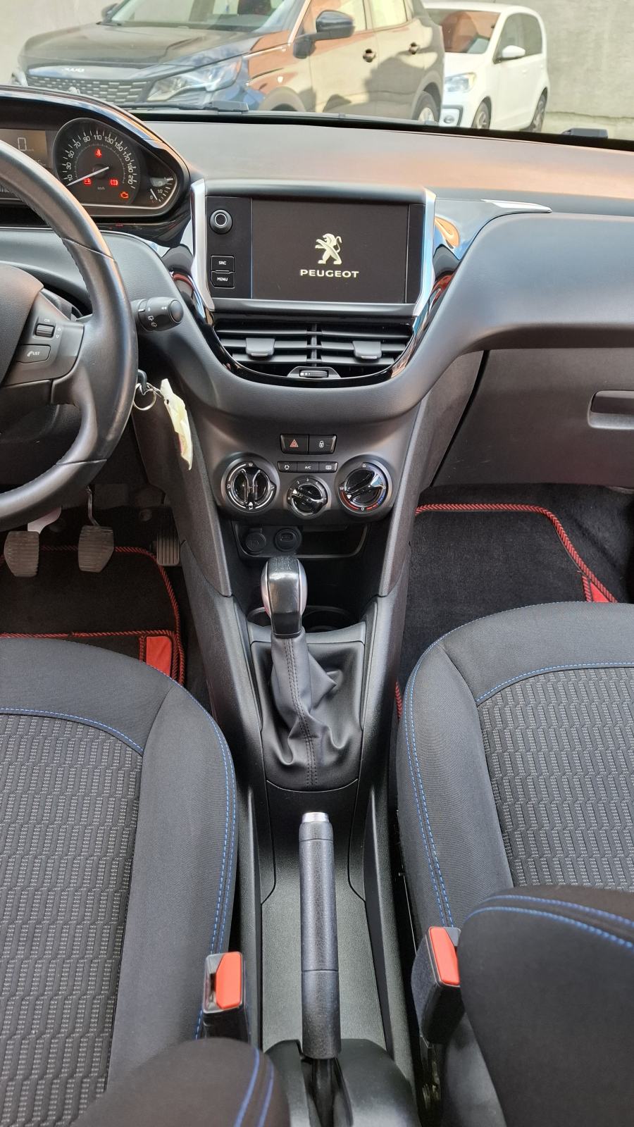 Peugeot 208 1,2 PureTech Signature, 5 vrata, klima, izvrsno stanje, fotografija 15