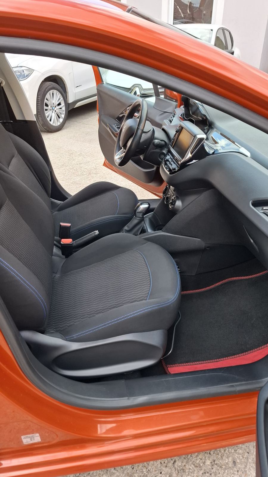Peugeot 208 1,2 PureTech Signature, 5 vrata, klima, izvrsno stanje, fotografija 11