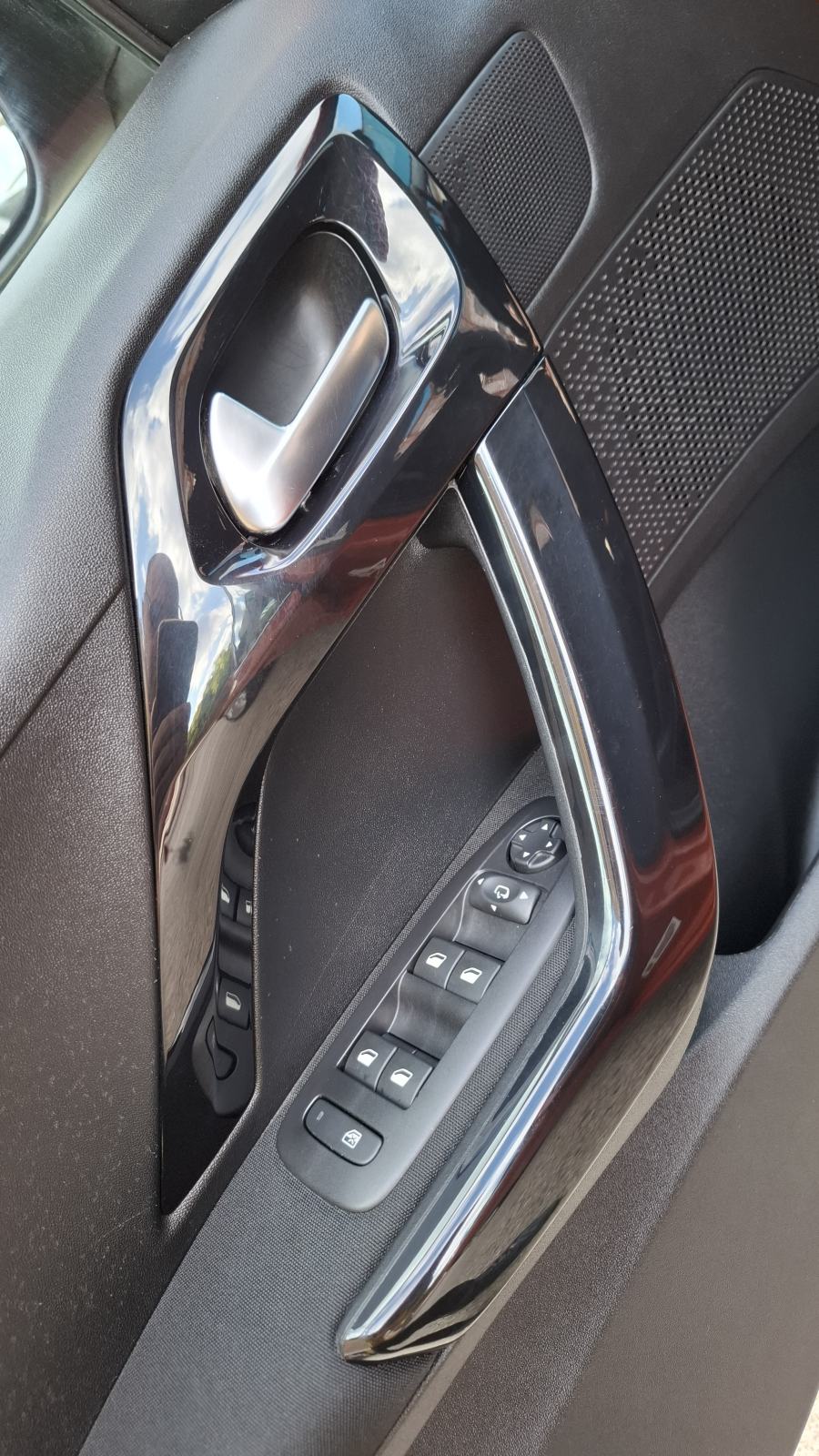 Peugeot 208 1,2 PureTech Signature, 5 vrata, klima, izvrsno stanje, fotografija 18