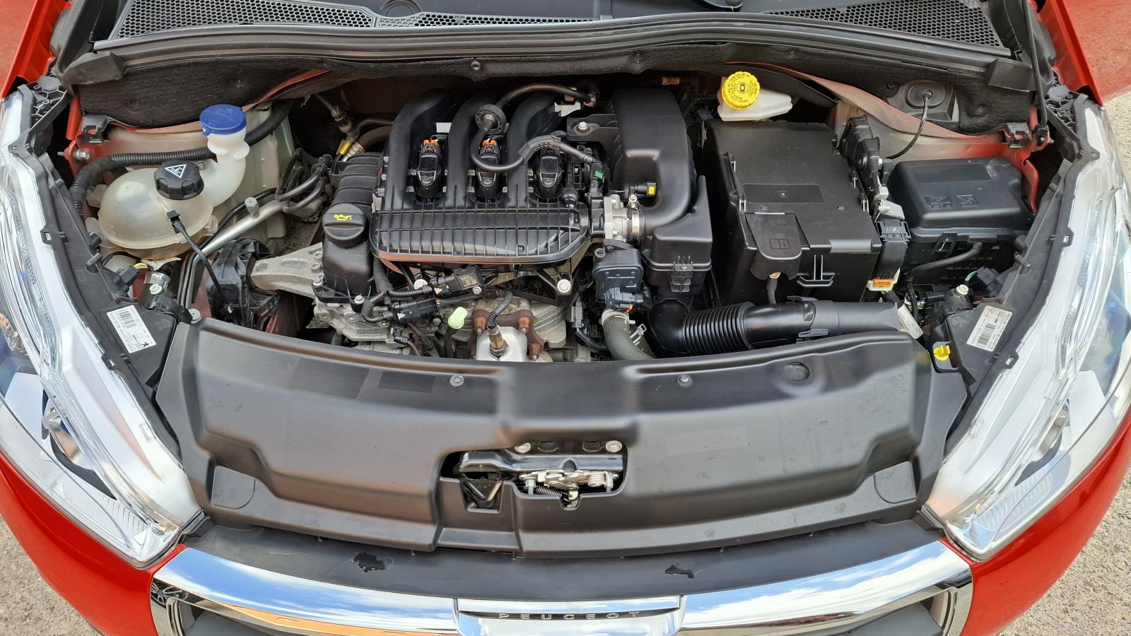 Peugeot 208 1,2 PureTech Signature, 5 vrata, klima, izvrsno stanje, fotografija 19
