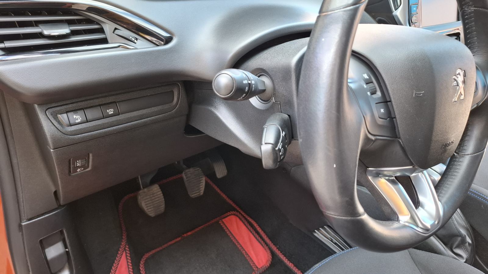 Peugeot 208 1,2 PureTech Signature, 5 vrata, klima, izvrsno stanje, fotografija 17
