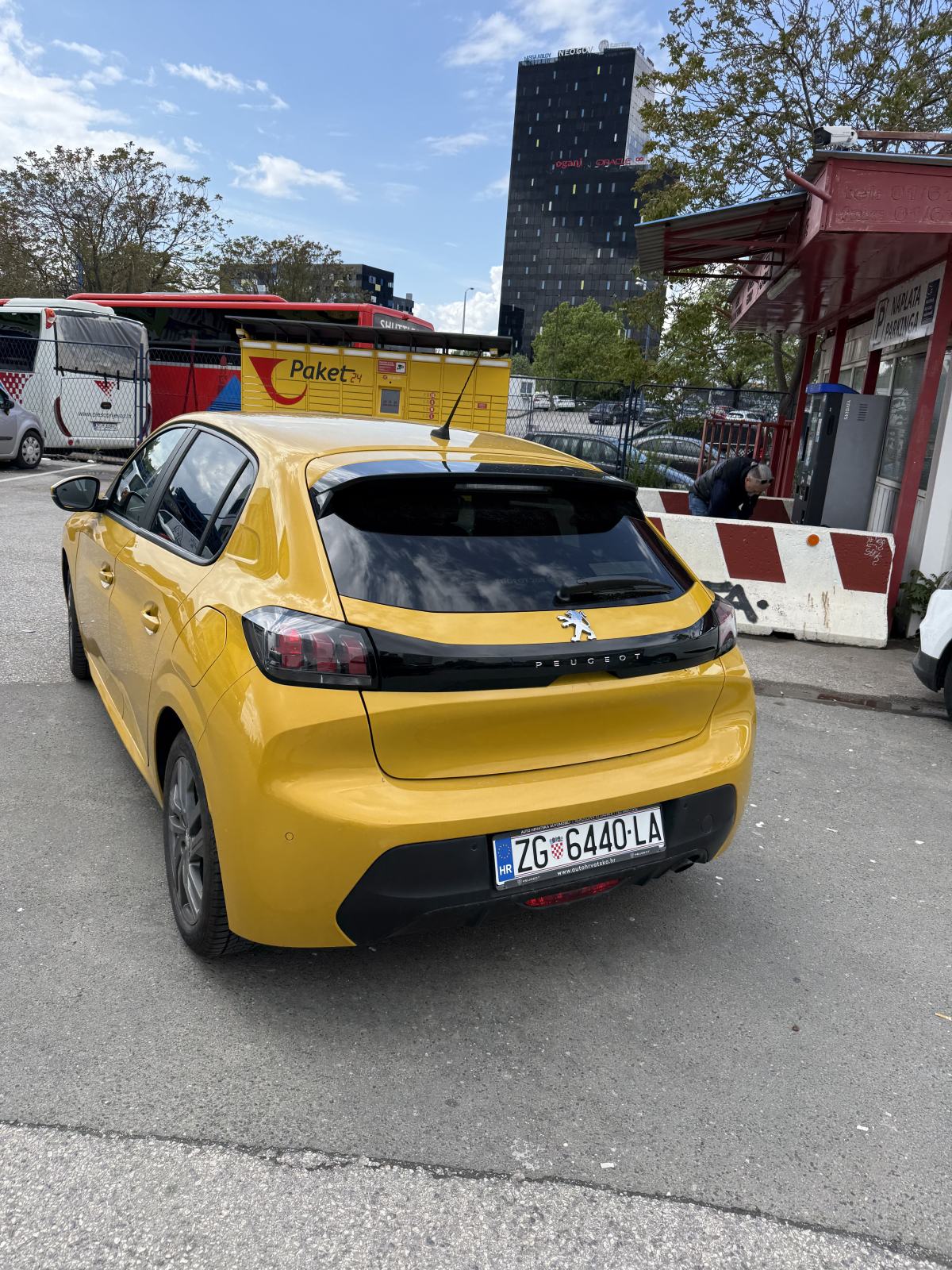 Peugeot 208 1,2 PureTech - REGISTRIRAN DO 3/2027.+ljetne i zimske gume, fotografija 2