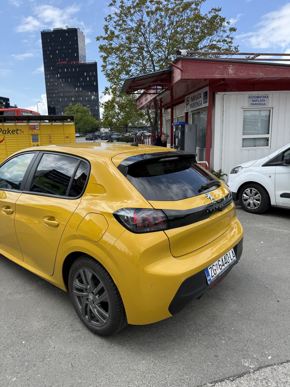 Peugeot 208 1,2 PureTech - REGISTRIRAN DO 3/2027.+ljetne i zimske gume, fotografija 4