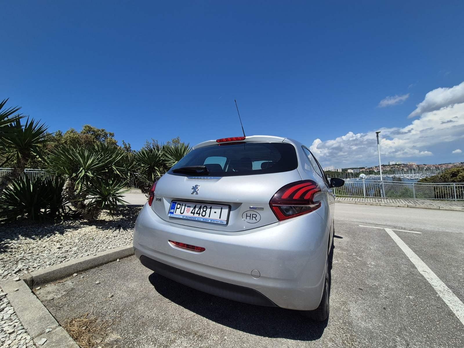 Peugeot 208 1,2 PureTech,samo 70.000 km! Reg. 03/2027, Pula - 6950 €, fotografija 5