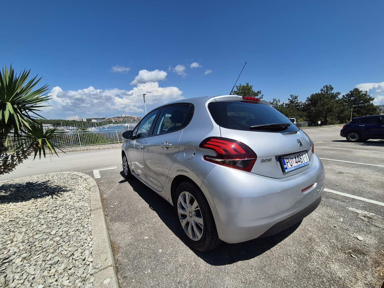 Peugeot 208 1,2 PureTech,samo 70.000 km! Reg. 03/2027, Pula - 6950 €, fotografija 4