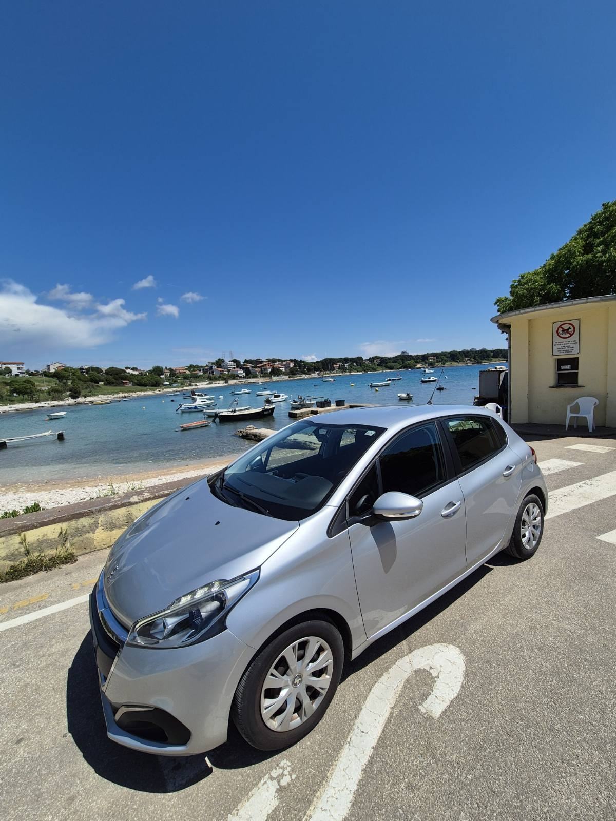 Peugeot 208 1,2 PureTech,samo 70.000 km! Reg. 03/2027, Pula - 6950 €, fotografija 2