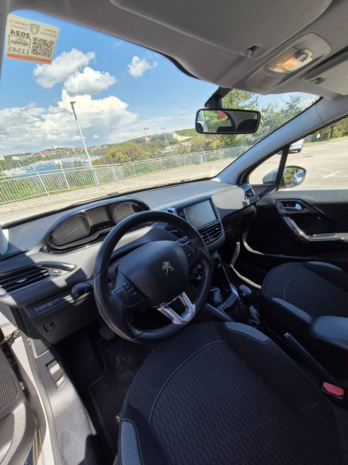 Peugeot 208 1,2 PureTech,samo 70.000 km! Reg. 03/2027, Pula - 6950 €, fotografija 8