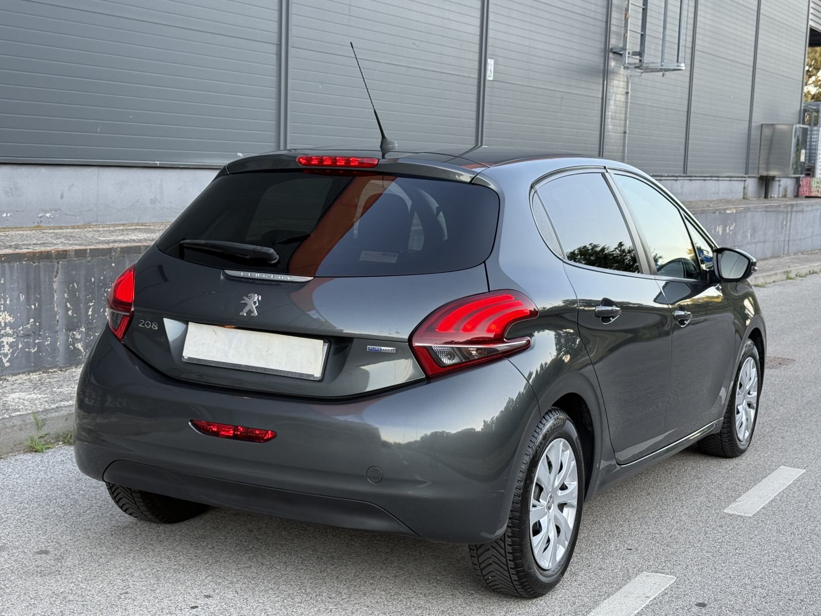 Peugeot 208 1,2 PureTech Style 2018 Model - 5 Vrata - Redizajn- 82 Ks, fotografija 11