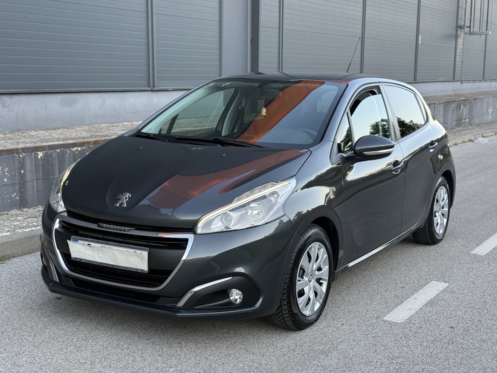 Peugeot 208 1,2 PureTech Style 2018 Model - 5 Vrata - Redizajn- 82 Ks, fotografija 2