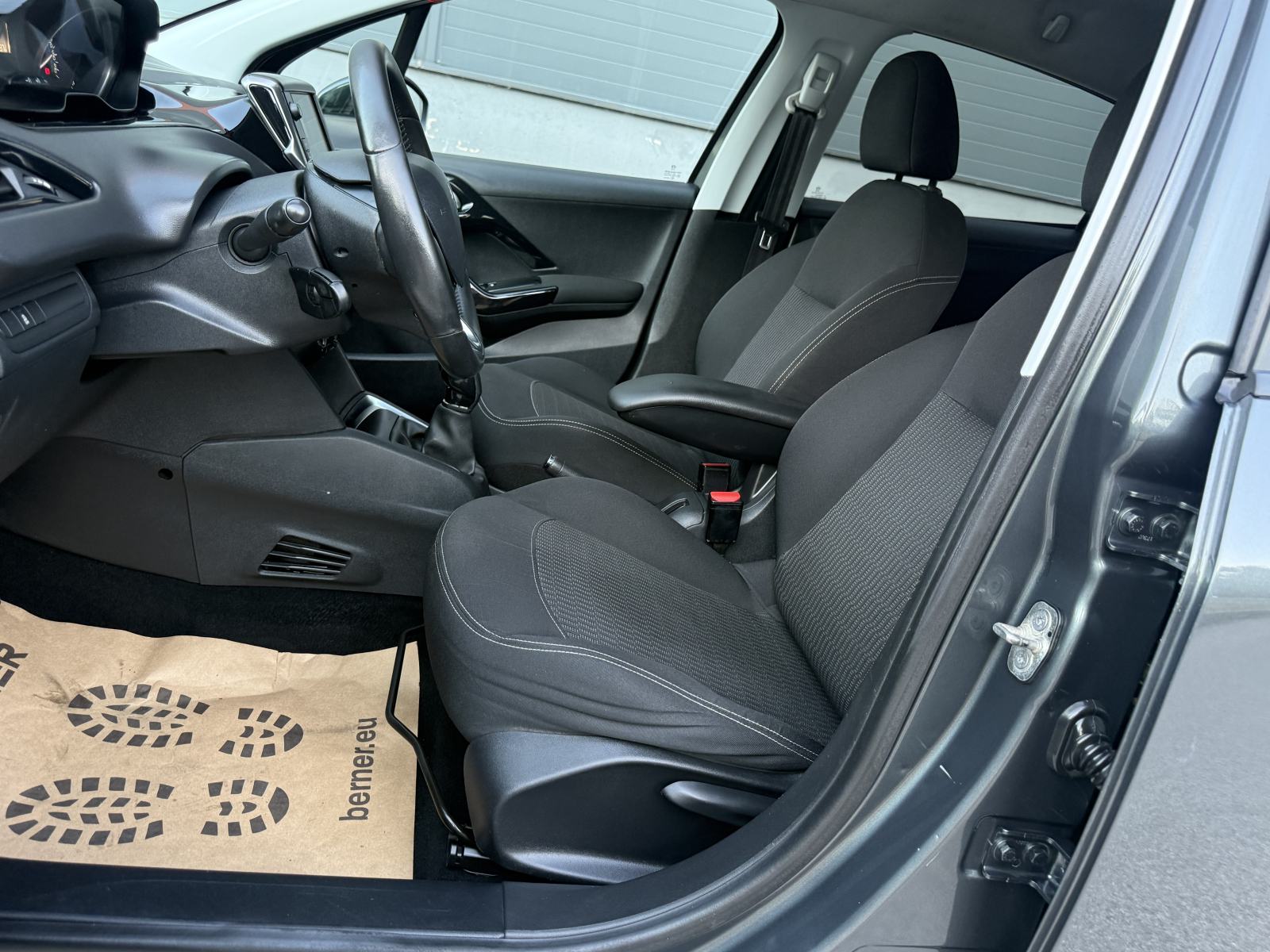 Peugeot 208 1,2 PureTech Style 2018 Model - 5 Vrata - Redizajn- 82 Ks, fotografija 10