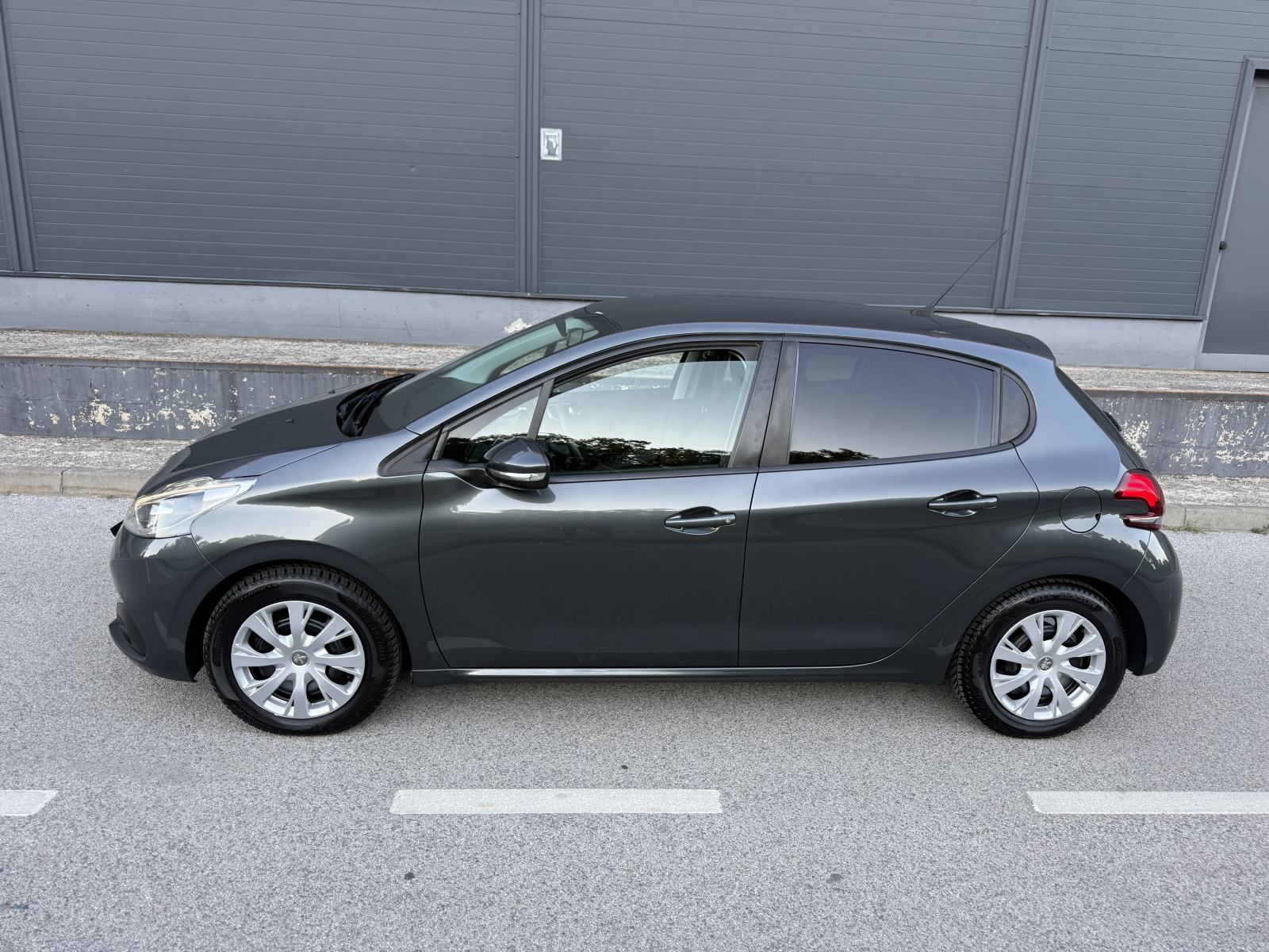 Peugeot 208 1,2 PureTech Style 2018 Model - 5 Vrata - Redizajn- 82 Ks, fotografija 3
