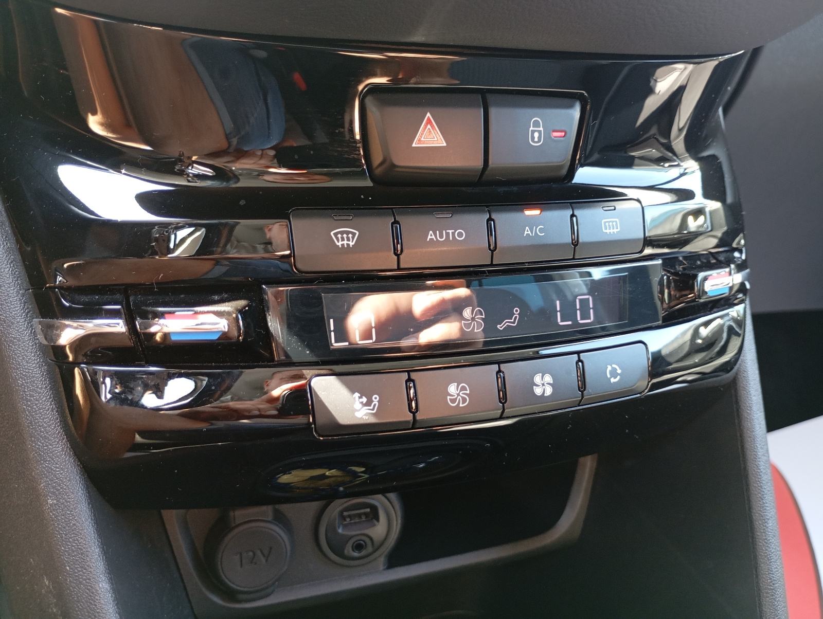 Peugeot 208 1,2 // REG 1 GOD // MULTIMEDIA // MAT SIVI // 5 VRATA//, fotografija 14