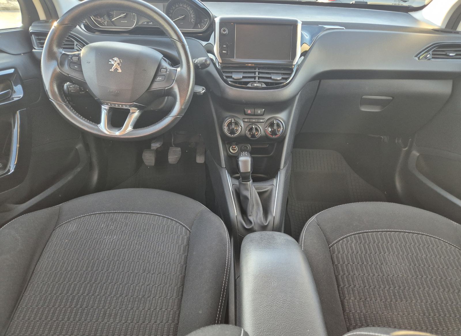 Peugeot 208 1,2, fotografija 6