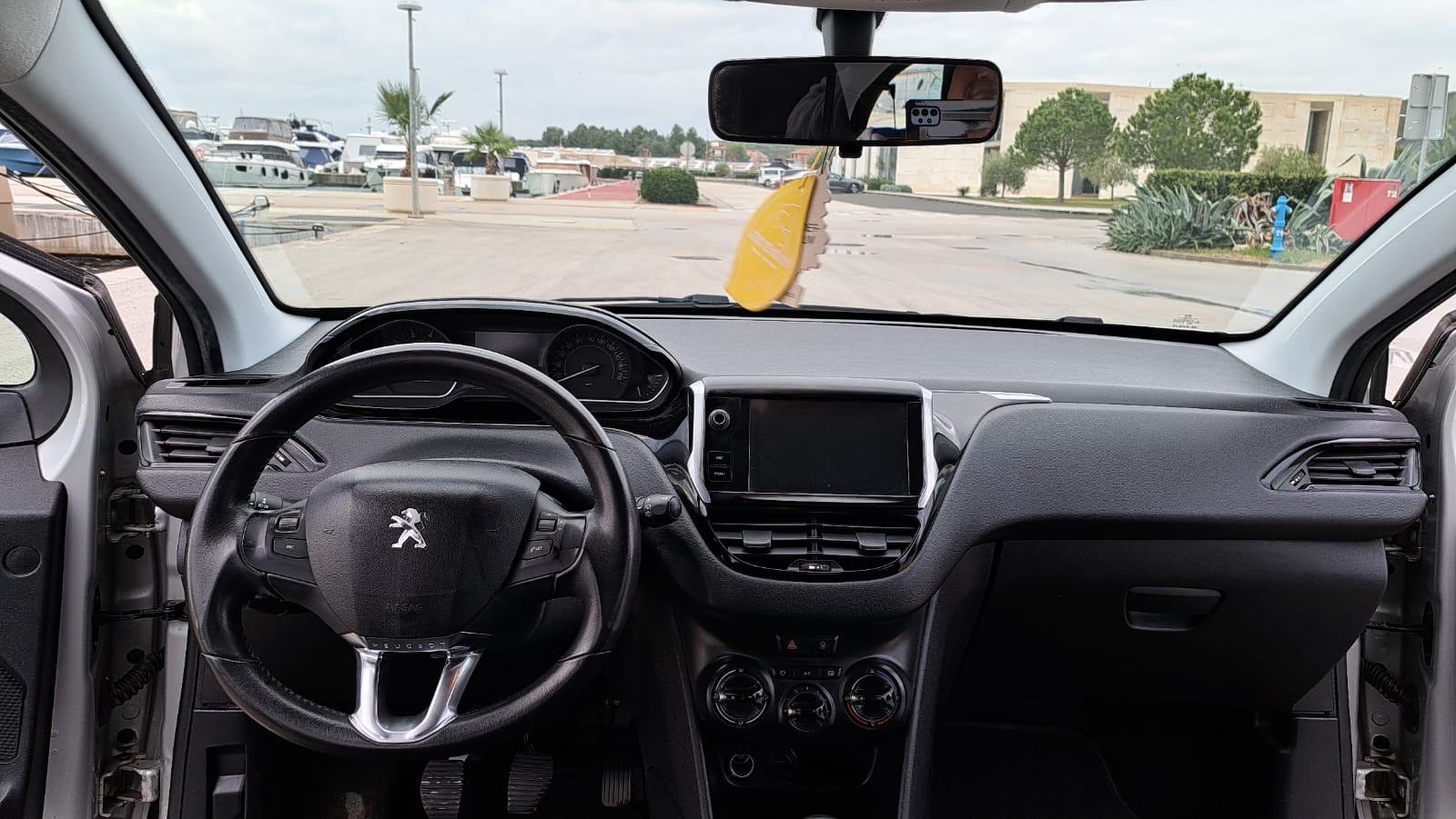 Peugeot 208 2017-God, **Obavljen komplet veliki servis**, fotografija 19