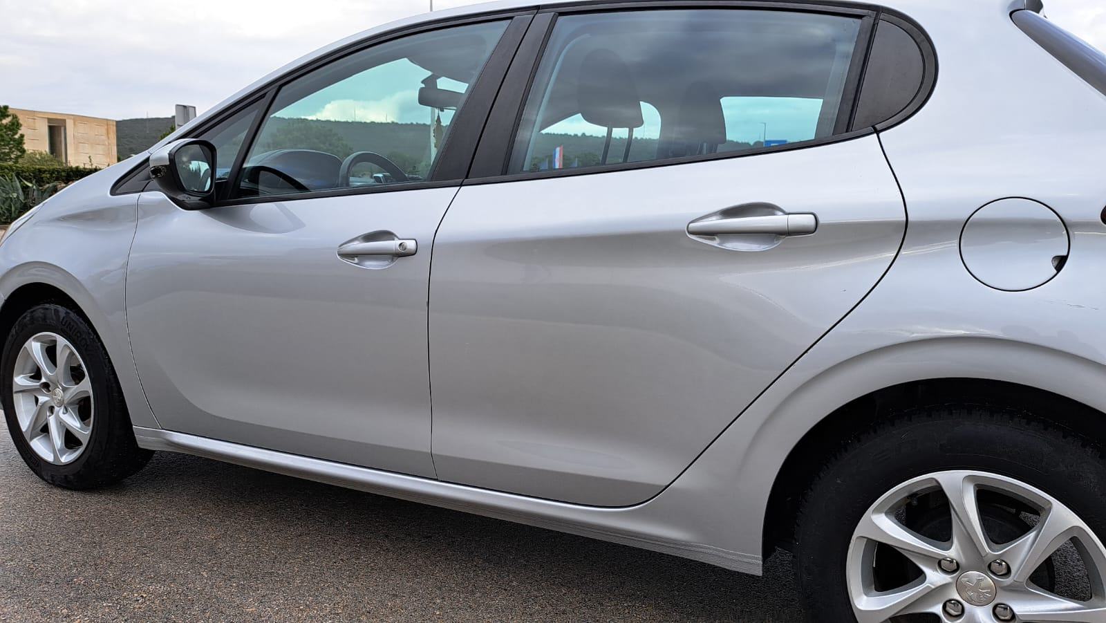 Peugeot 208 2017-God, **Obavljen komplet veliki servis**, fotografija 17
