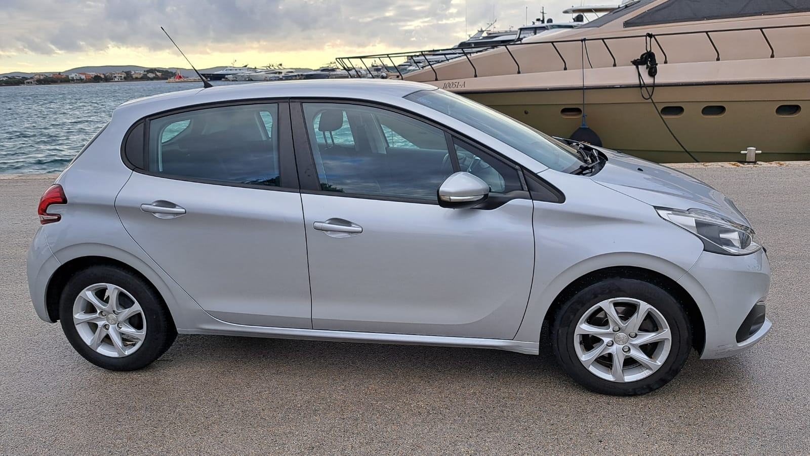 Peugeot 208 2017-God, **Obavljen komplet veliki servis**, fotografija 5