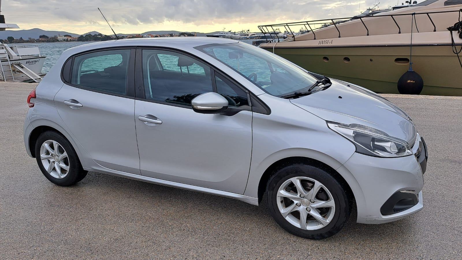 Peugeot 208 2017-God, **Obavljen komplet veliki servis**, fotografija 4