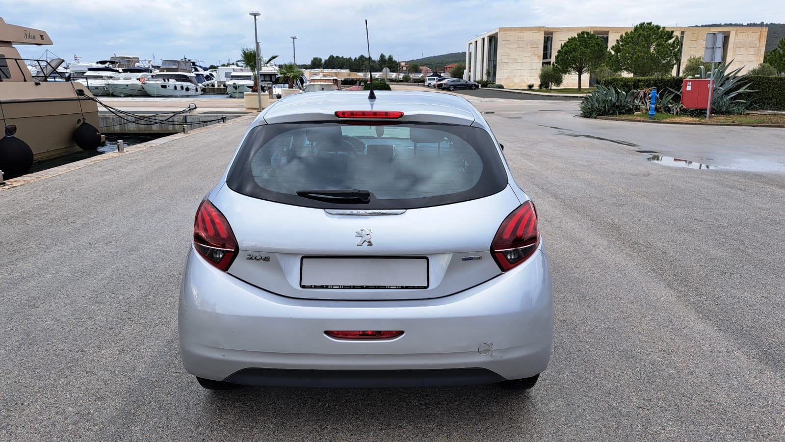 Peugeot 208 2017-God, **Obavljen komplet veliki servis**, fotografija 9