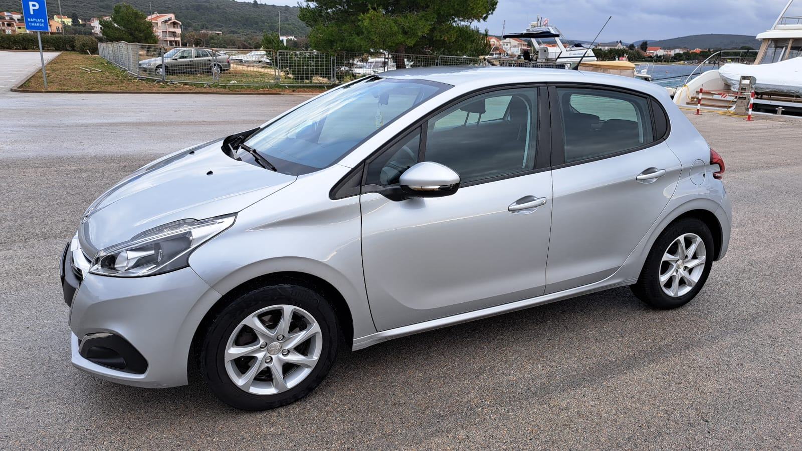 Peugeot 208 2017-God, **Obavljen komplet veliki servis**, fotografija 13
